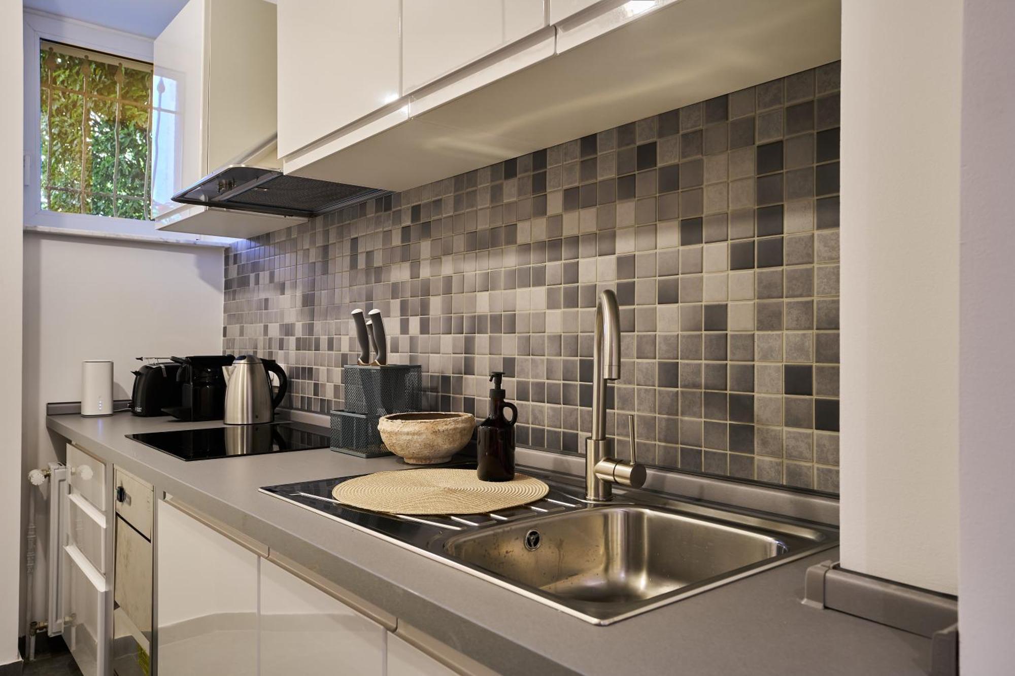 Urban Base For 9 In Mitte Apartment