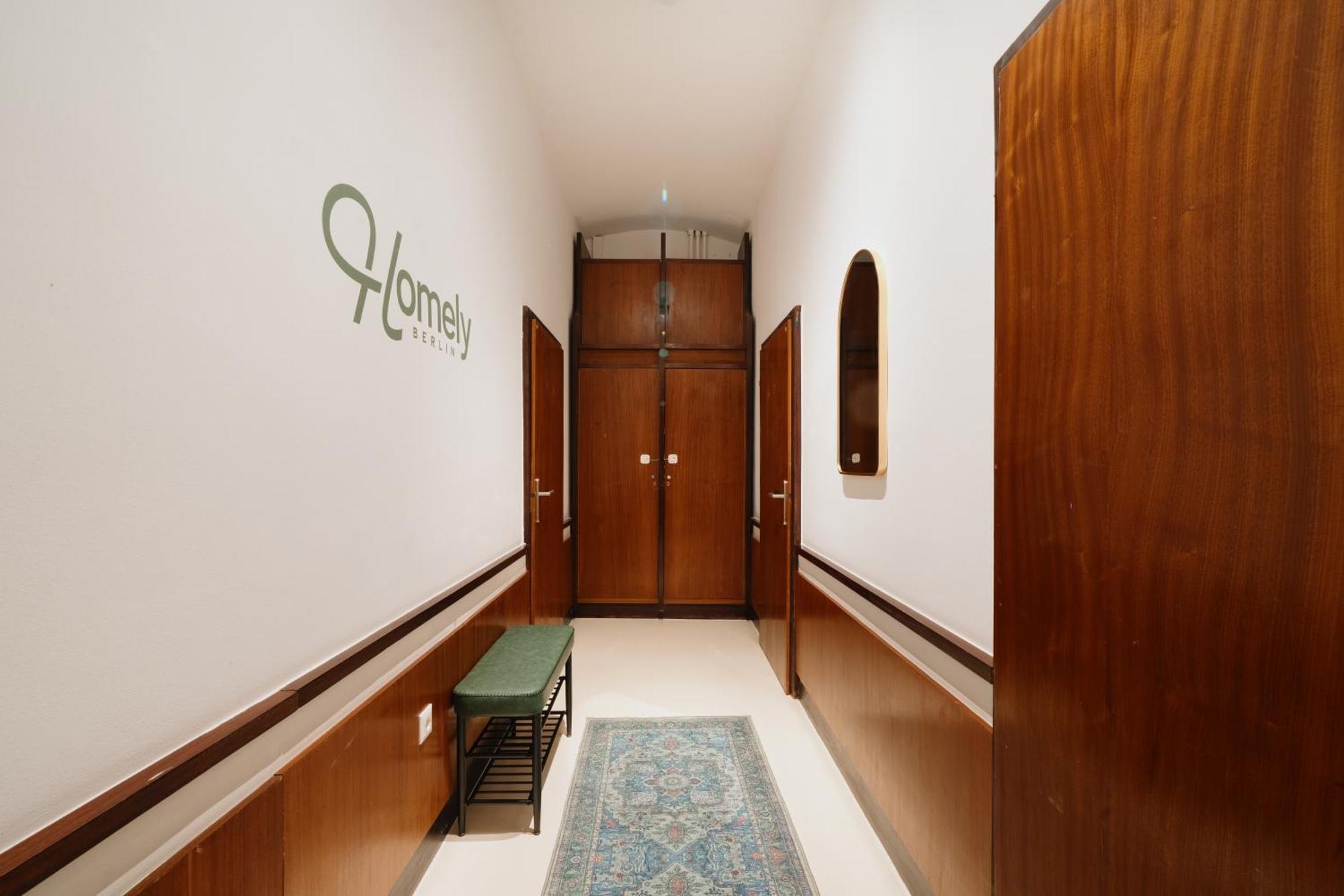 Homely - Library Style , Wooden Walls , Spacious , Friedrichshain Apartment