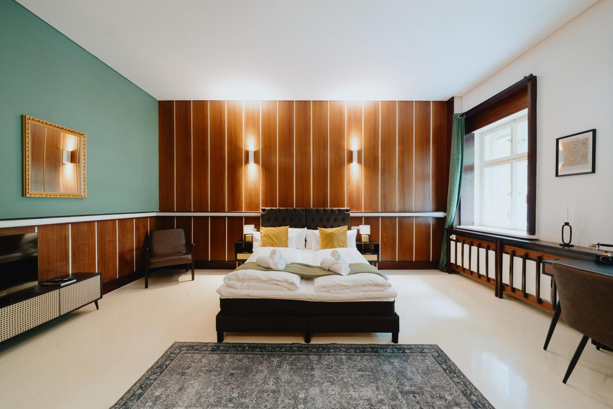 Homely - Library Style , Wooden Walls , Spacious , Friedrichshain