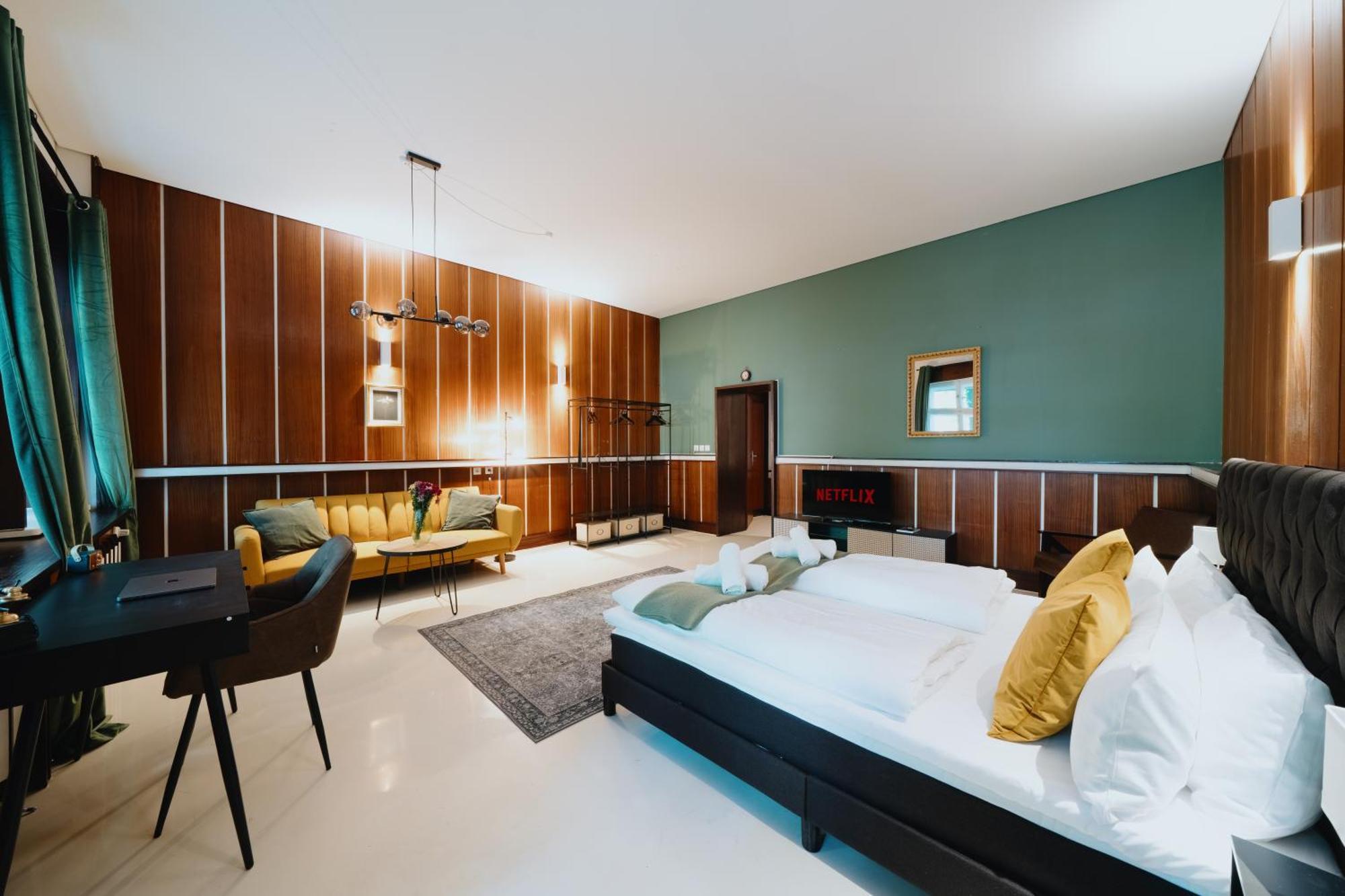Homely - Library Style , Wooden Walls , Spacious , Friedrichshain Apartment