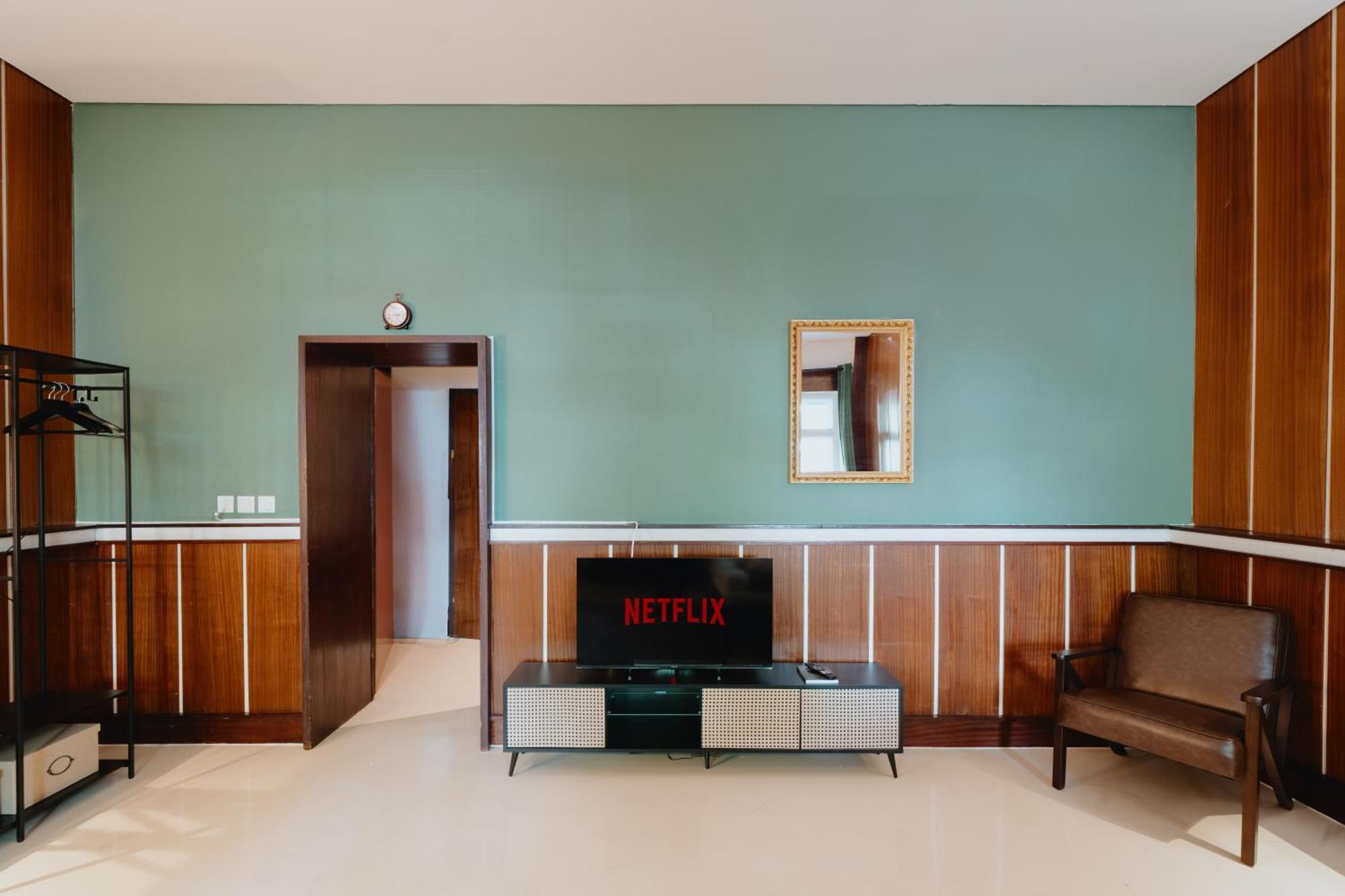 Homely - Library Style , Wooden Walls , Spacious , Friedrichshain Apartment Berlin