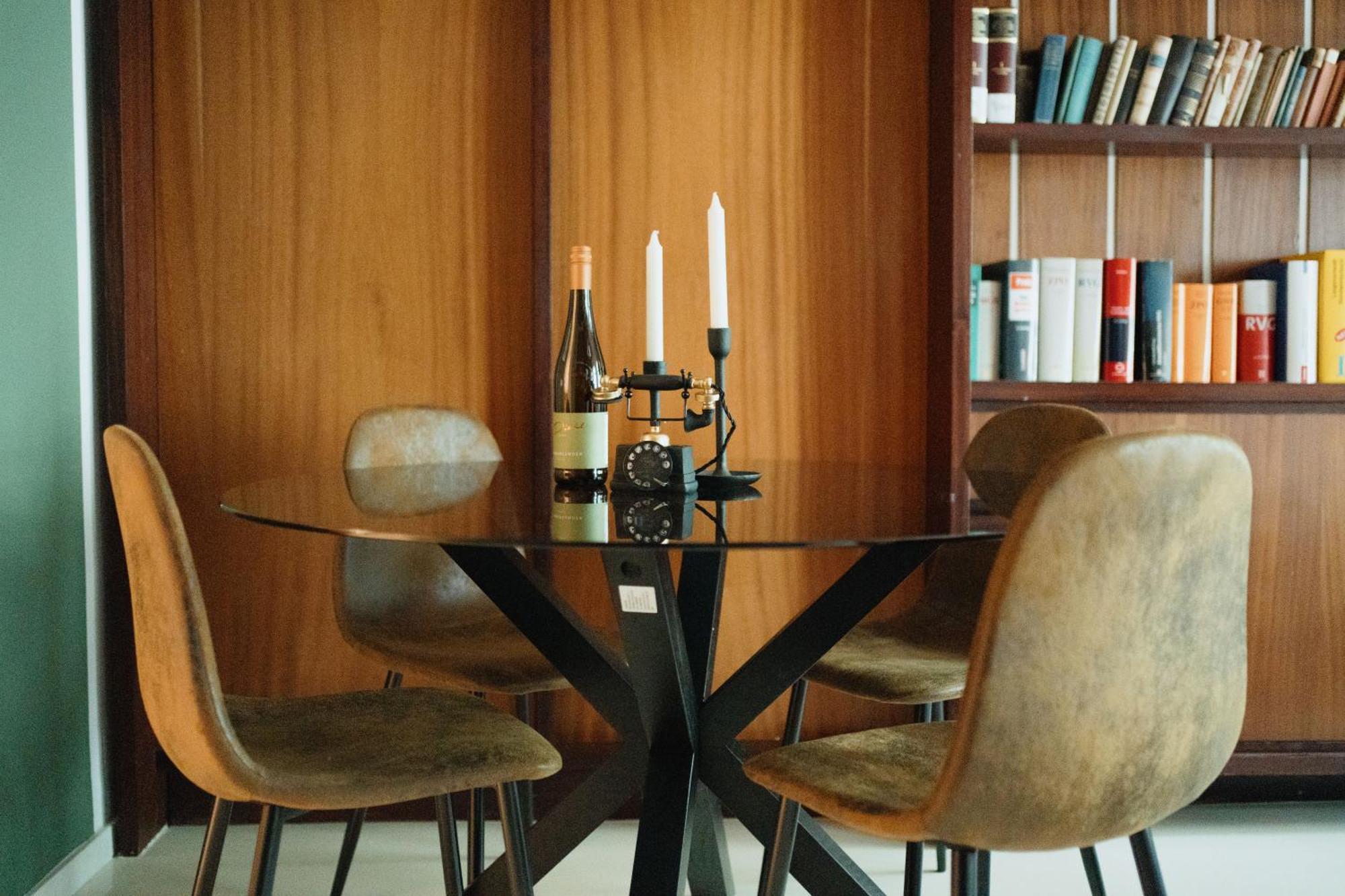 Homely - Library Style , Wooden Walls , Spacious , Friedrichshain