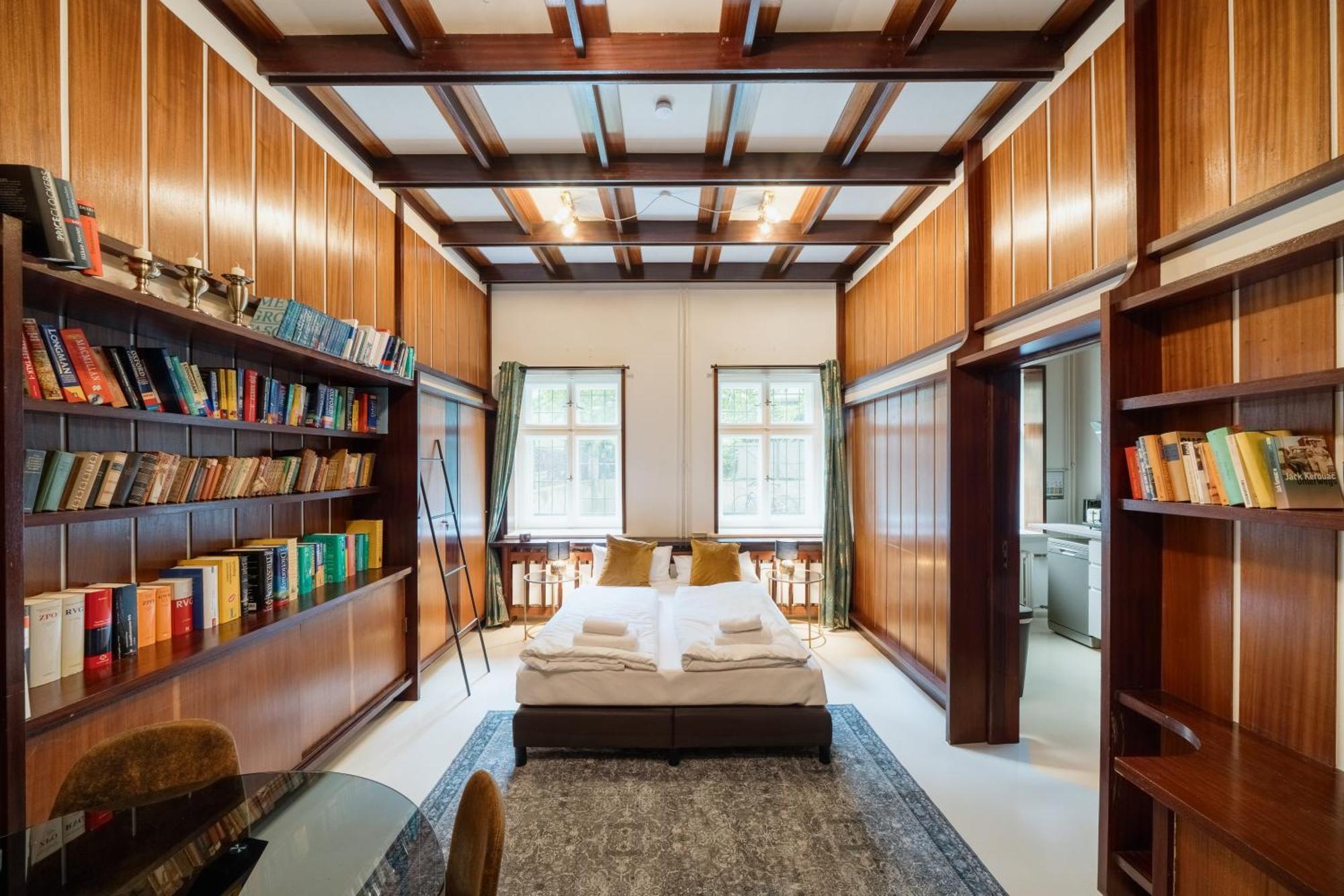 Homely - Library Style , Wooden Walls , Spacious , Friedrichshain * Berlin