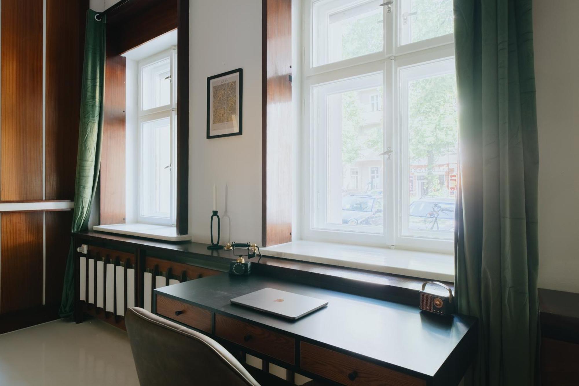 Apartment Homely - Library Style , Wooden Walls , Spacious , Friedrichshain *