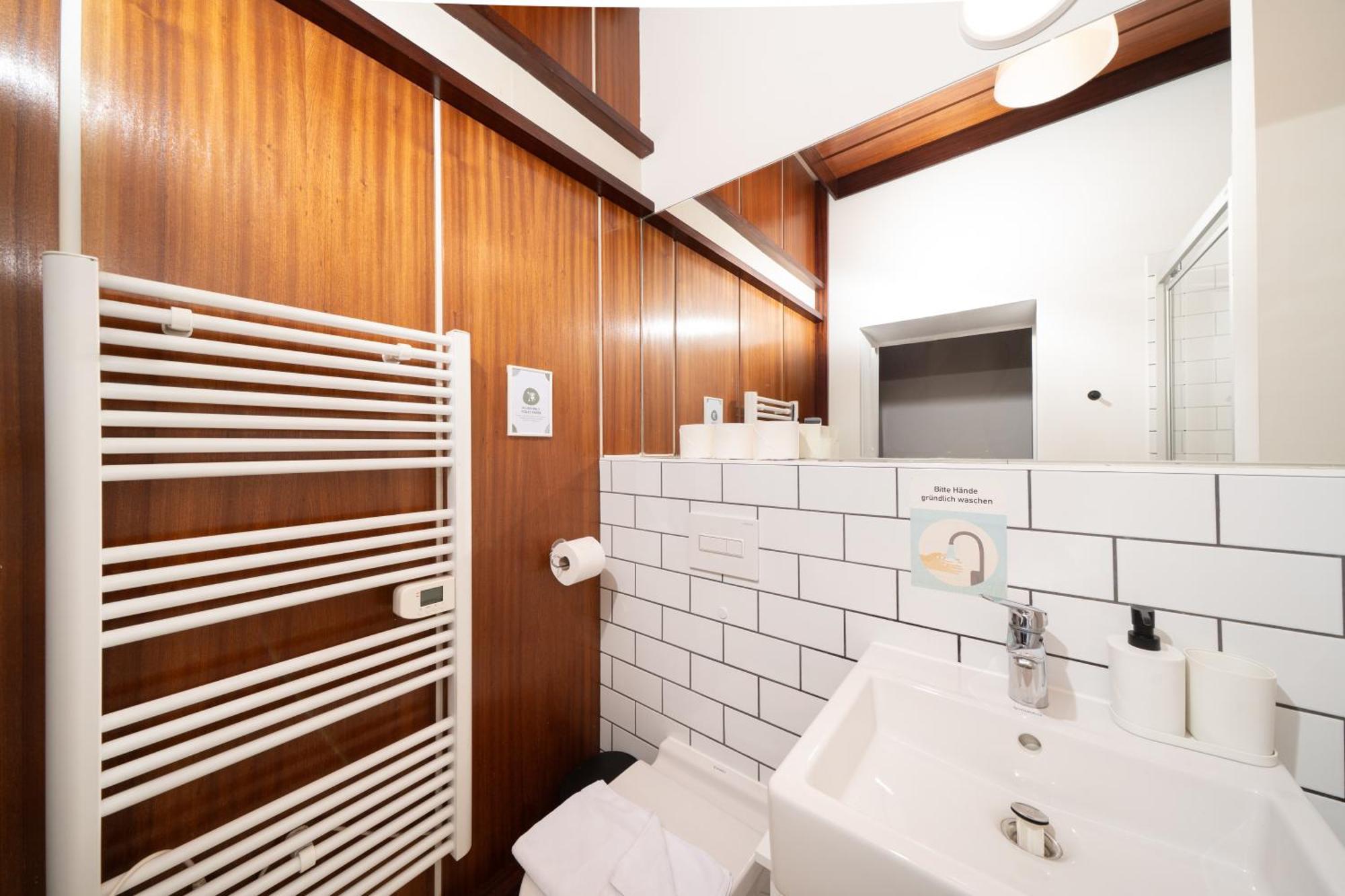 Homely - Library Style , Wooden Walls , Spacious , Friedrichshain Apartment Berlin