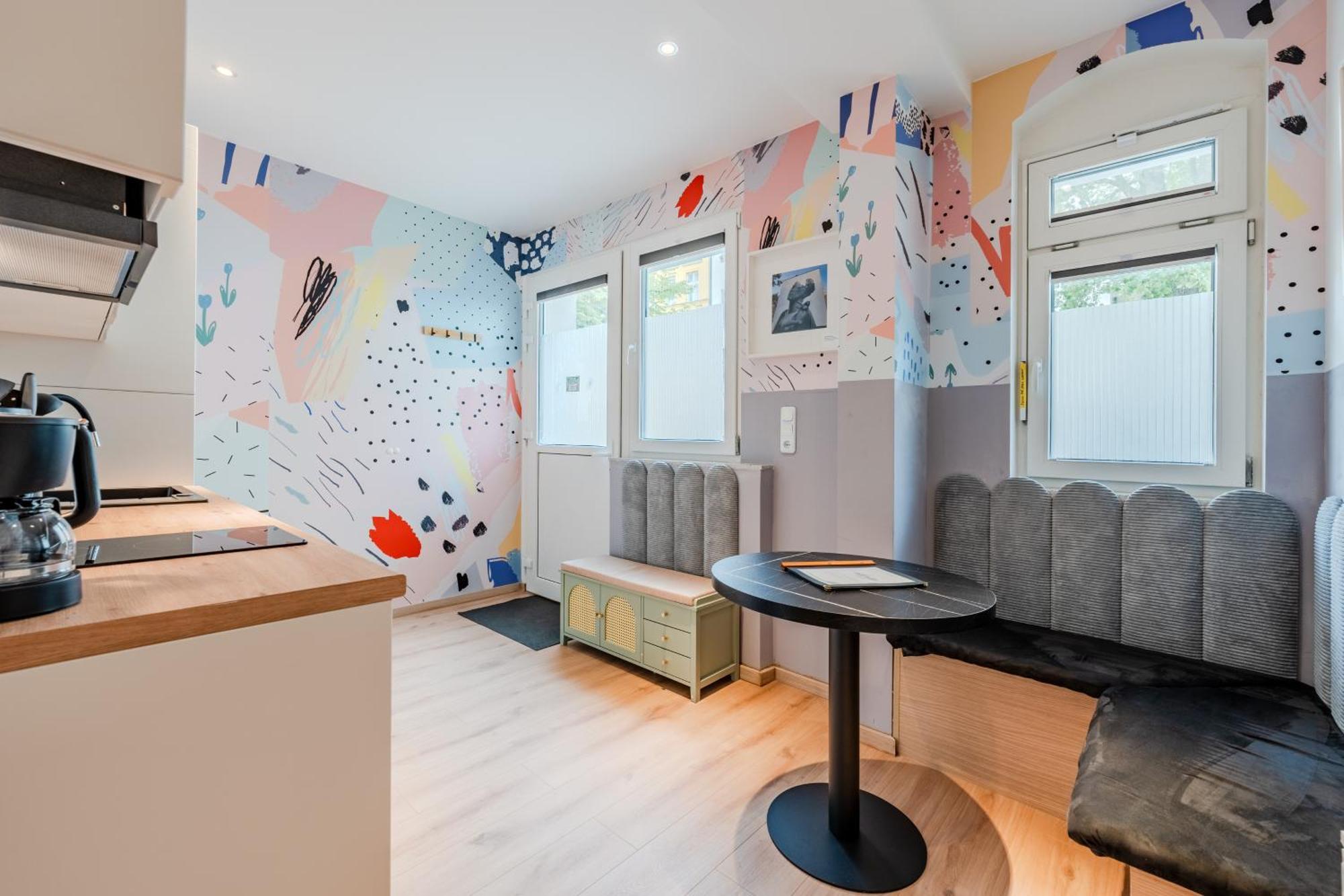 Apartment & Self Check-in - Street Art