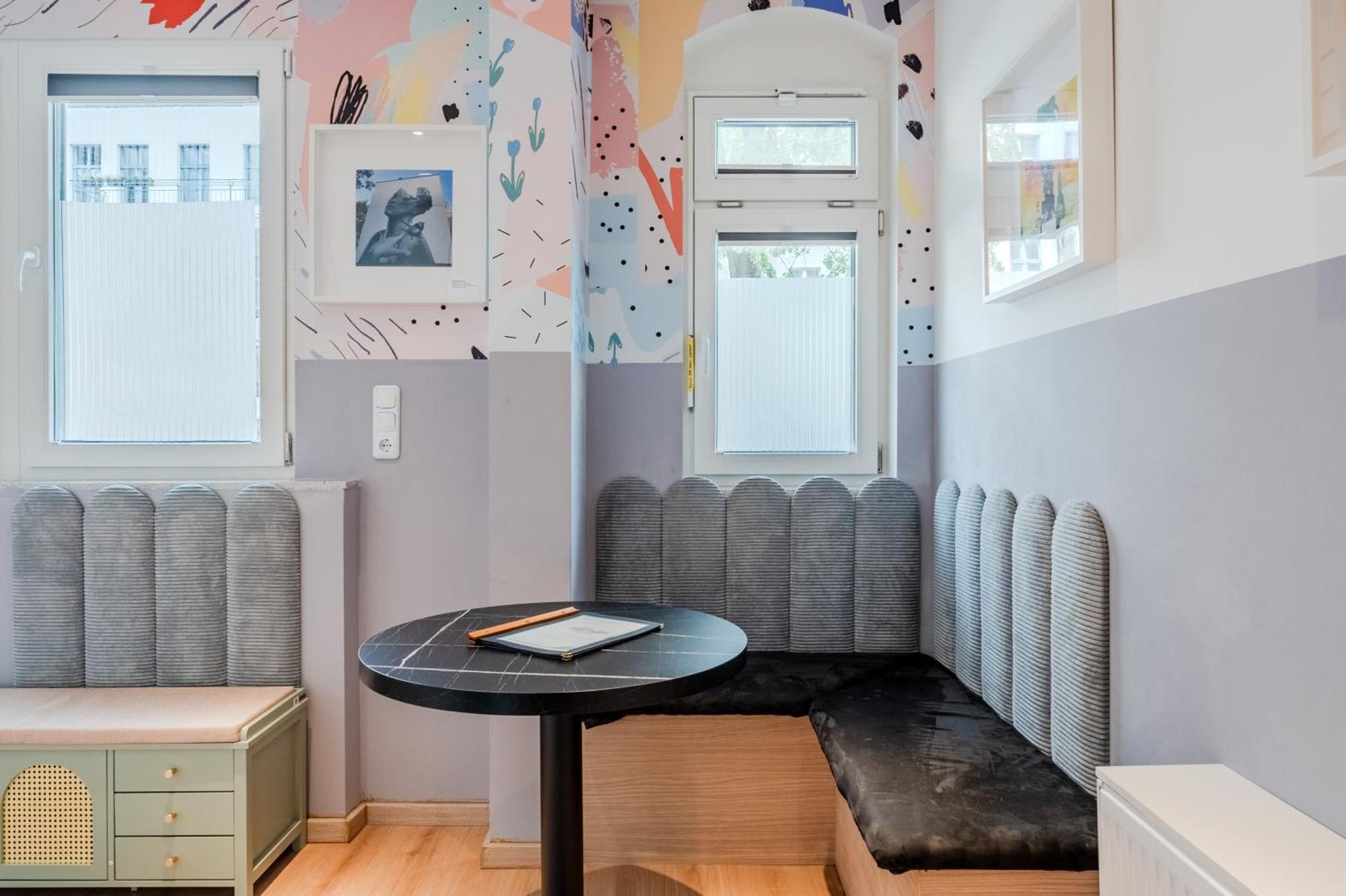 Apartment & Self Check-in - Street Art *