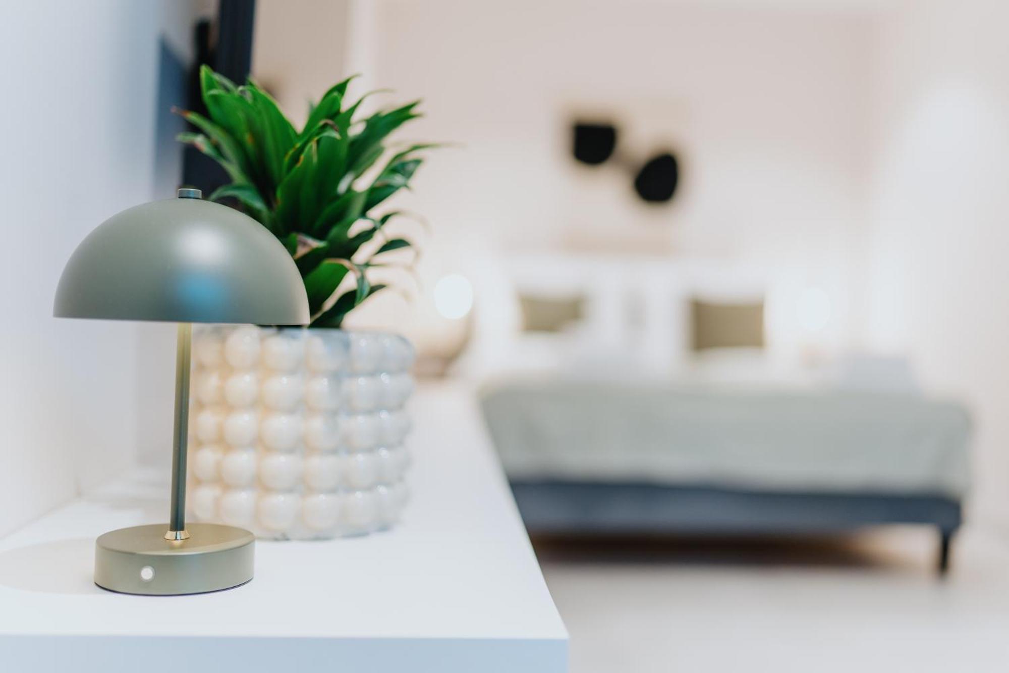 Homely - Huge Terrace, Modern, Quiet, Near Kudamm Apartment