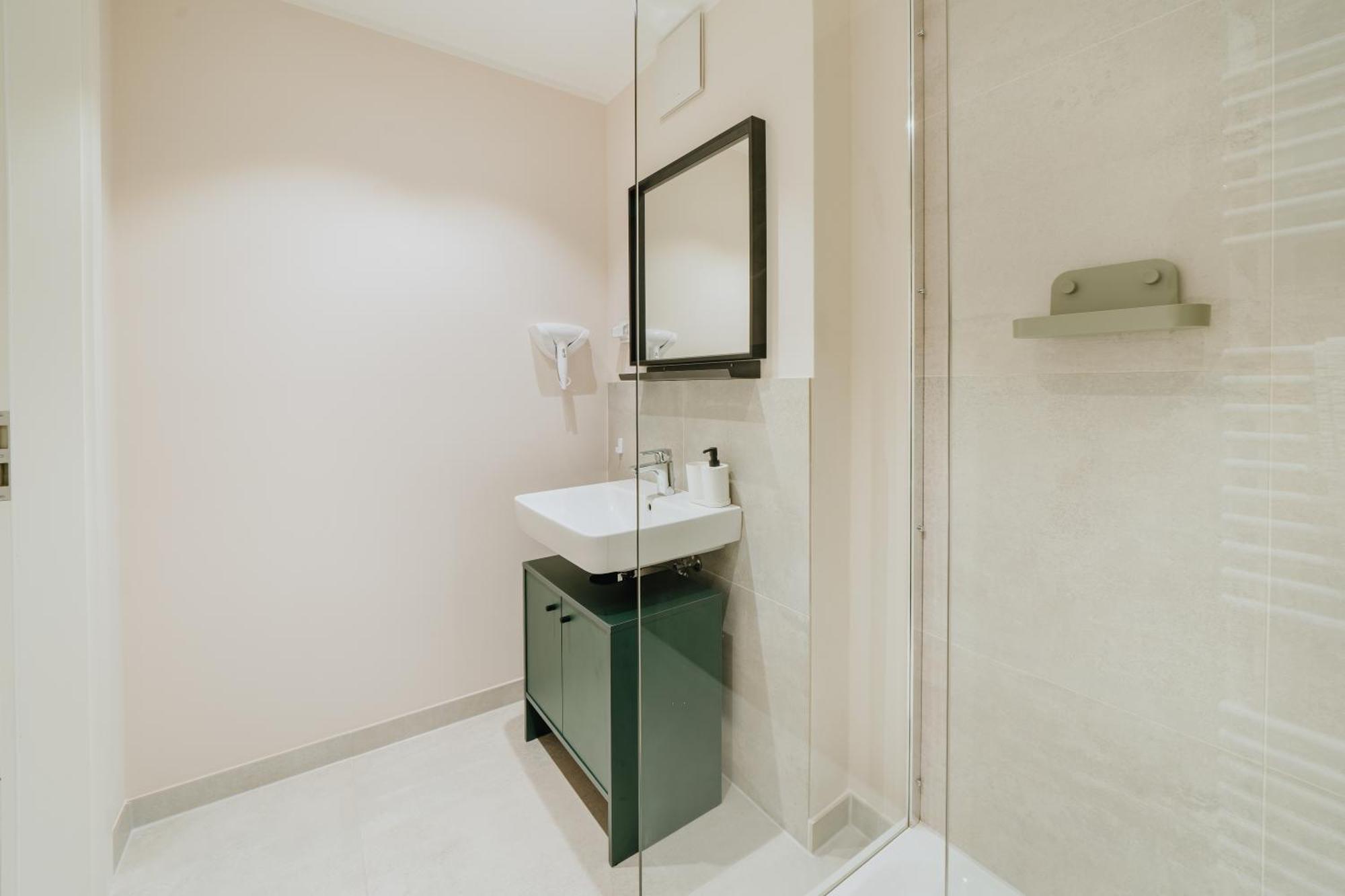 Homely - Huge Terrace, Modern, Quiet, Near Kudamm *