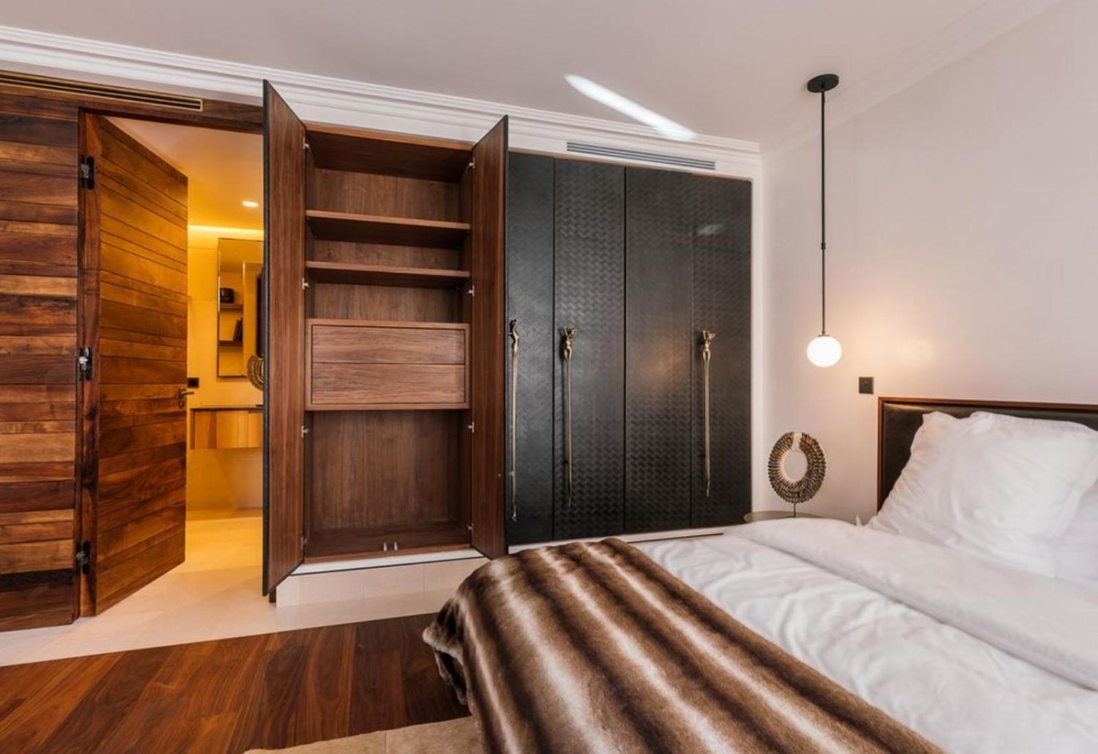 Bright & Modern 4-bedroom In The Heart Of Apartment