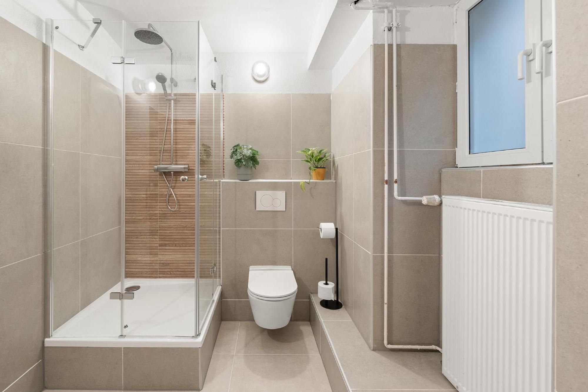 33 L With 8 & 3 Bathrooms *