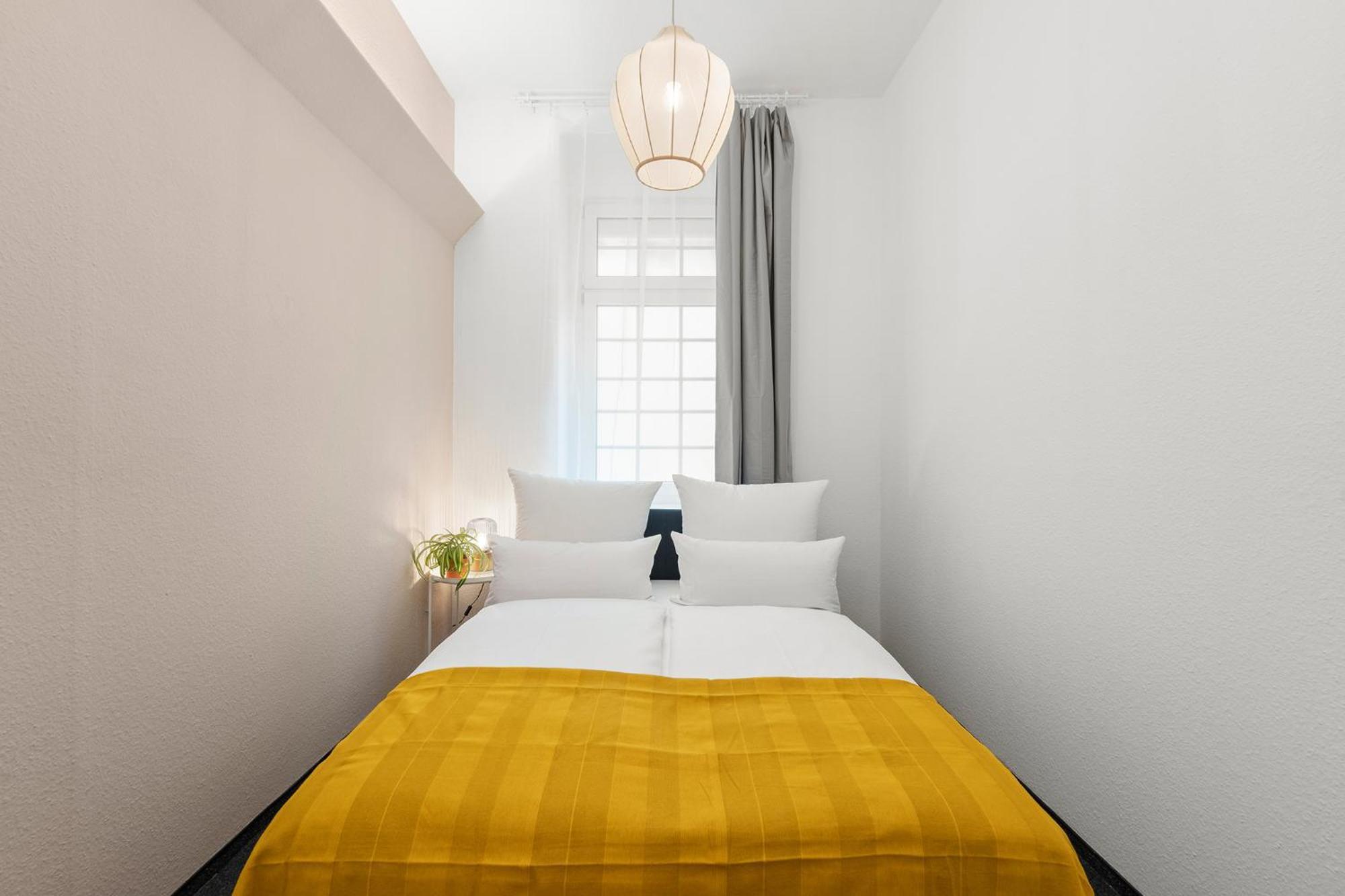 33 L With 8 & 3 Bathrooms Berlin