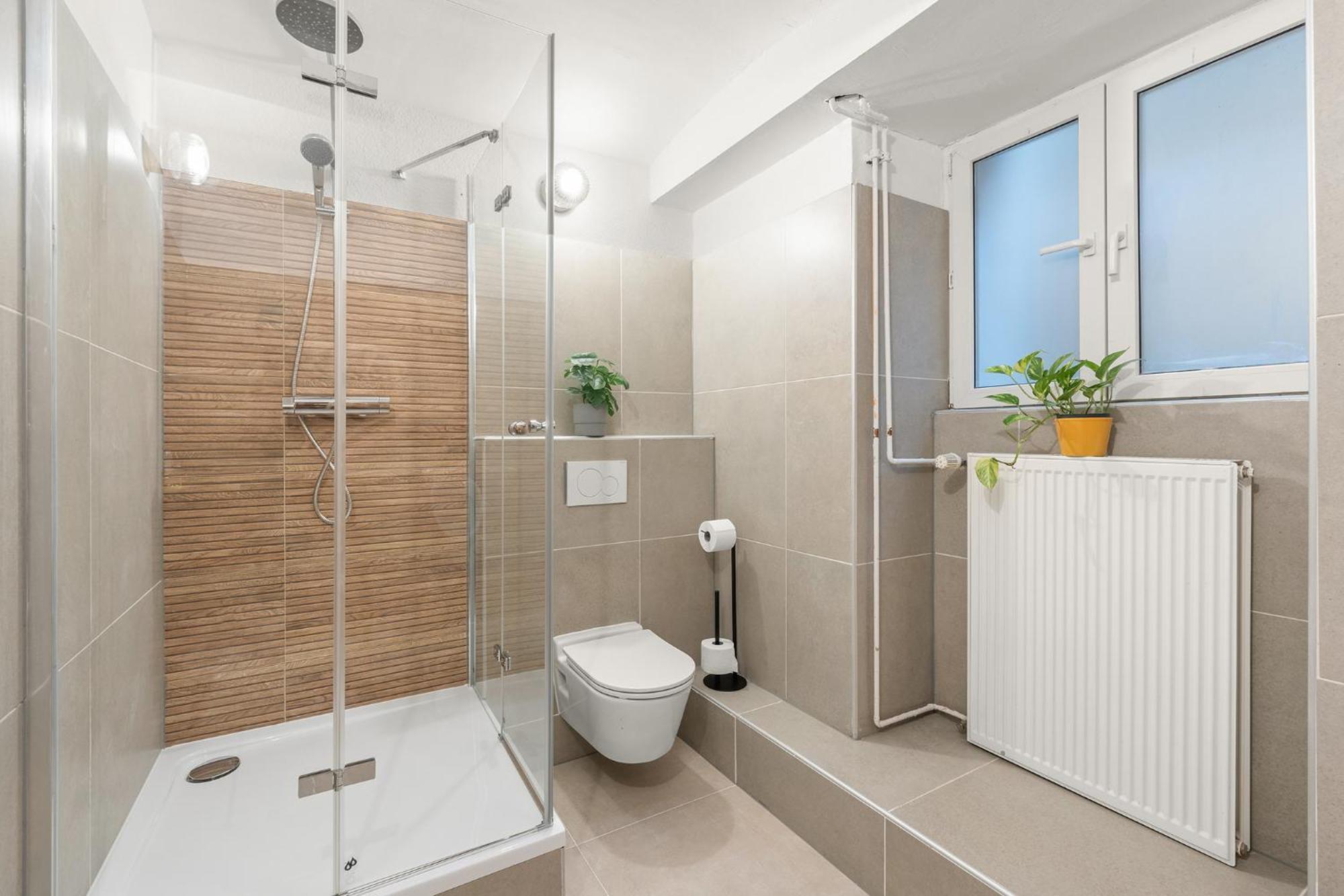 33 L With 8 & 3 Bathrooms Berlin