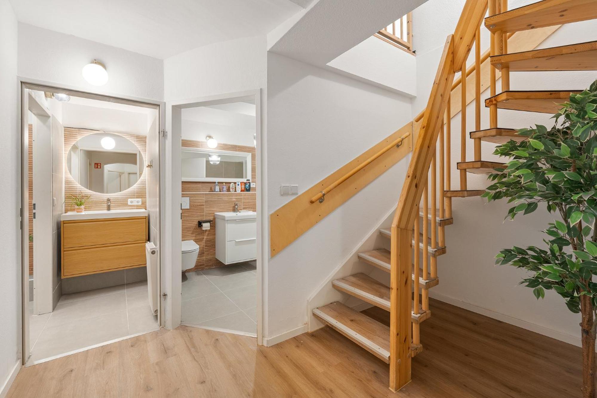 33 L With 8 & 3 Bathrooms *