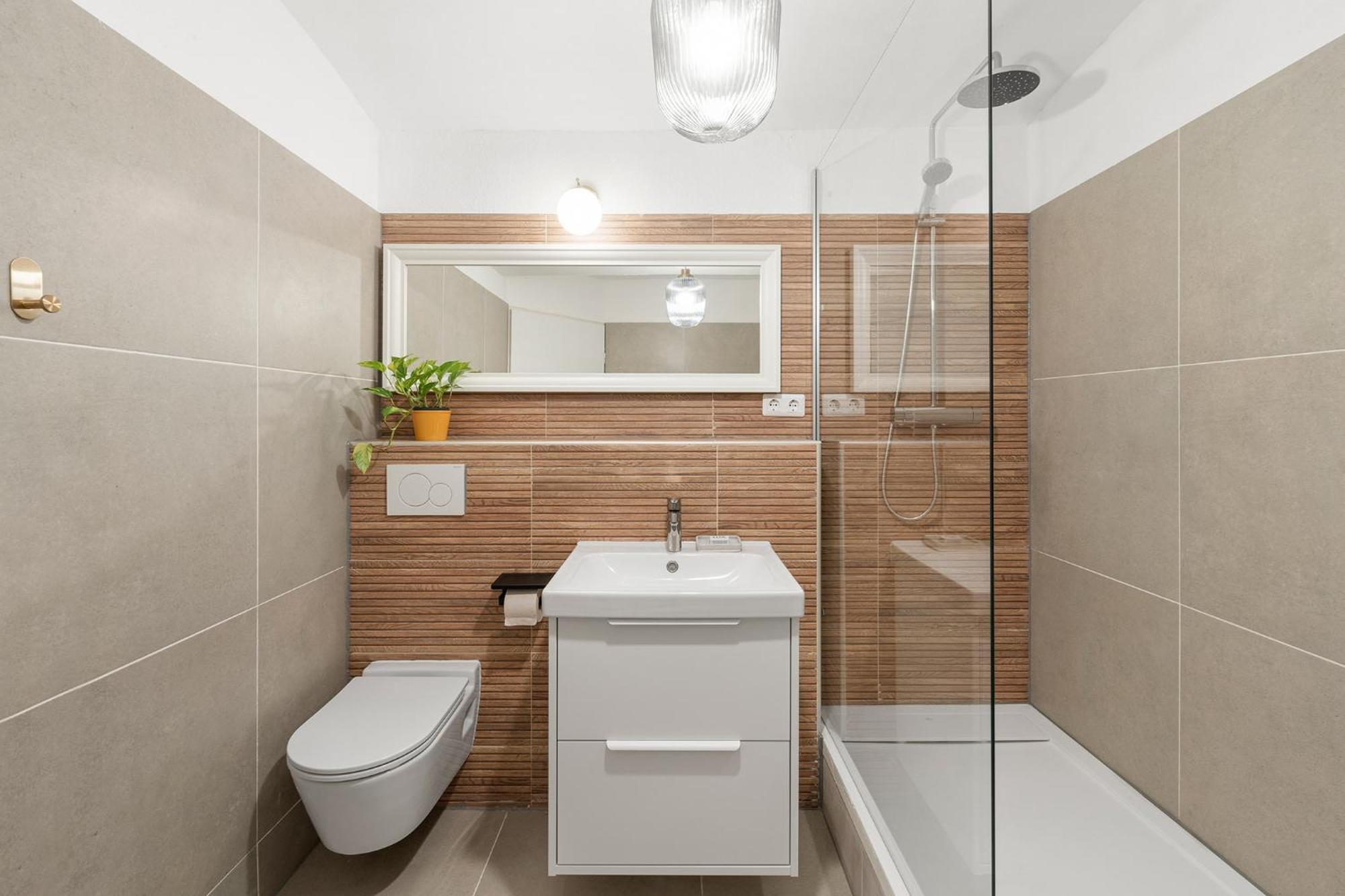 33 L With 8 & 3 Bathrooms * Berlin