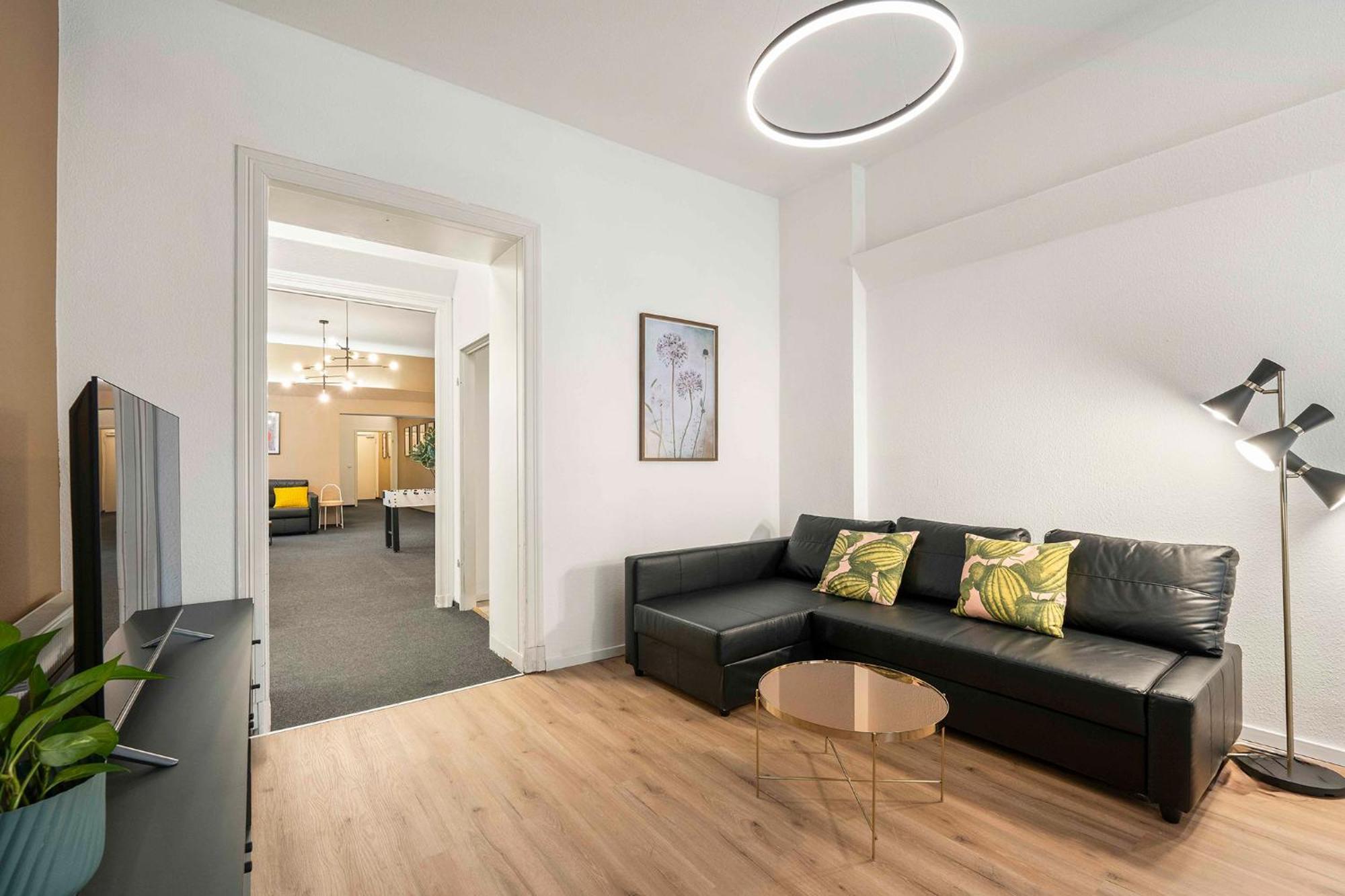 33 L With 8 & 3 Bathrooms Berlin
