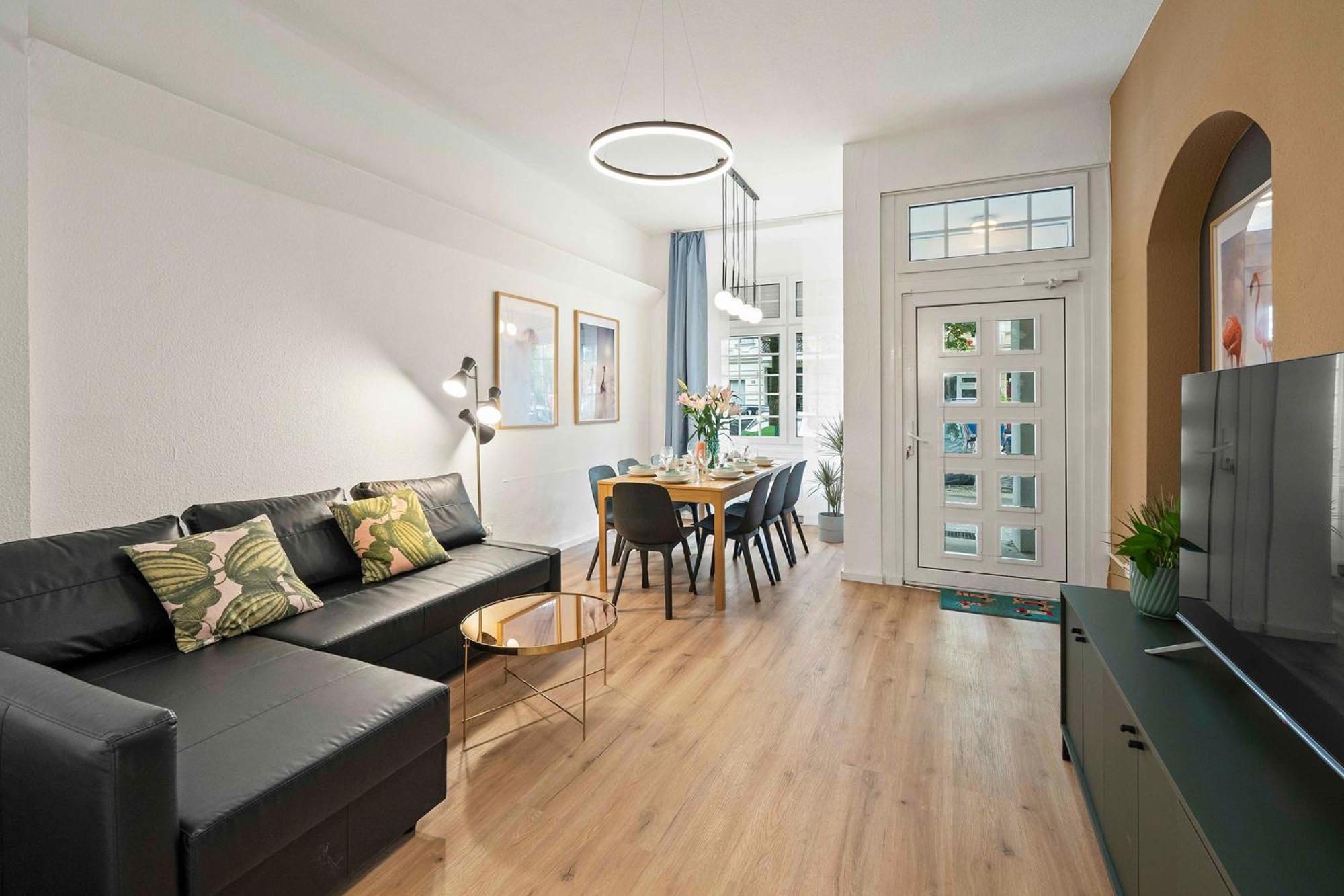 33 L With 8 & 3 Bathrooms Apartment *